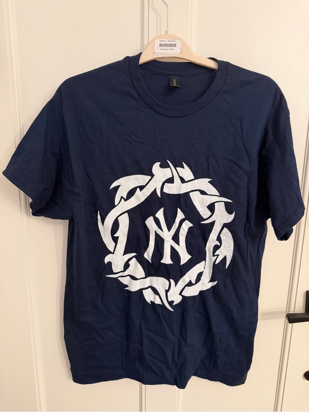 NY Yankees Gildan Navy Short-Sleeve Tee with White Tribal NY Graphic